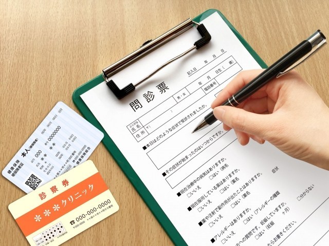 Điền thông tin vào giấy khi khám bệnh ở Nhật