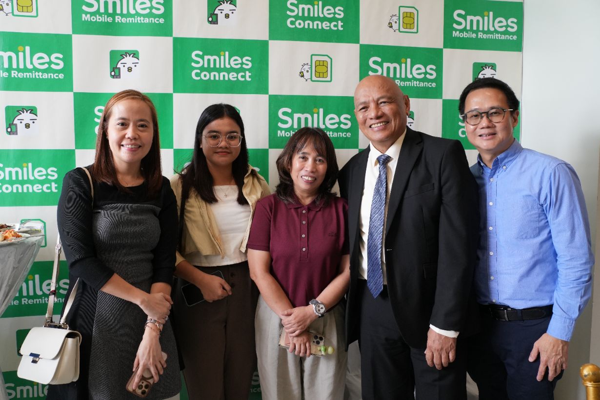 Representatives from partner bank AUB