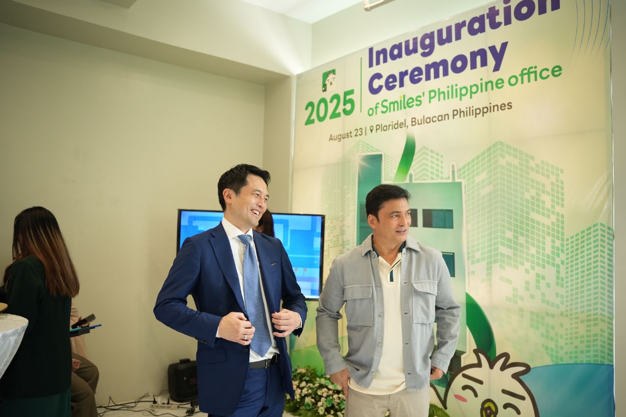 DW CEO Eiji Miyakawa and Smiles Global Ambassador Gabby Concepcion