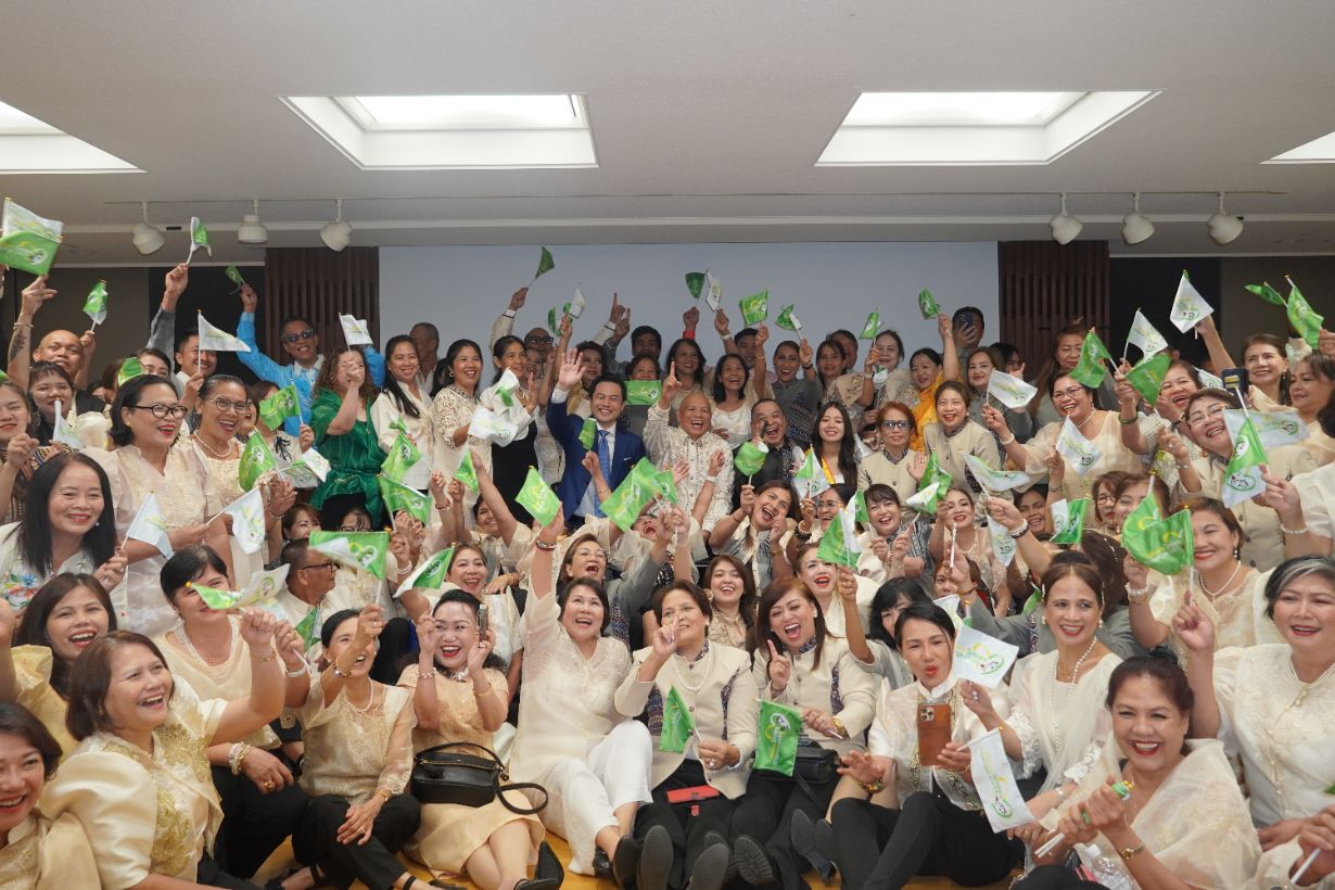 Smiles team with all attendees