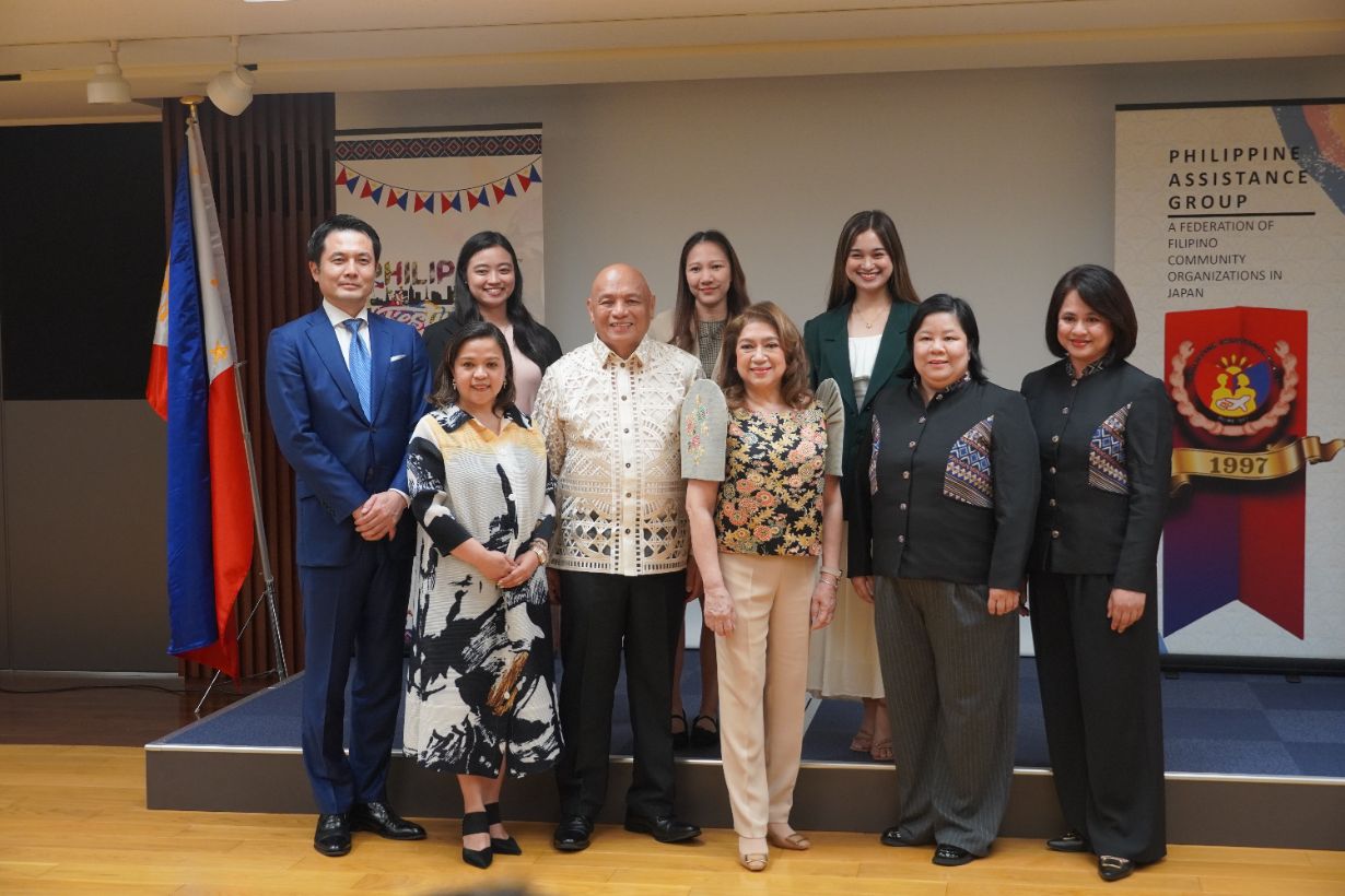 The Smiles team with the Philippine Ambassador to Japan