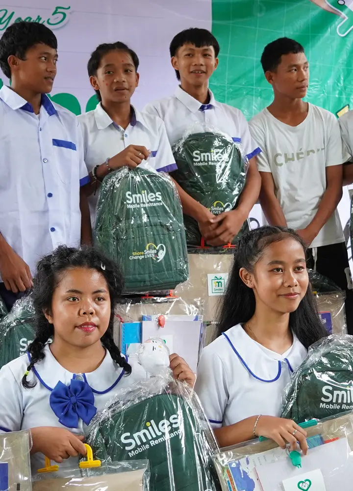 students-get-school-bags-as-one-million-smiles-gift