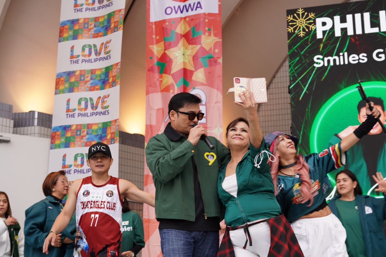 Gabby Concepcion performing with fans on the main stage