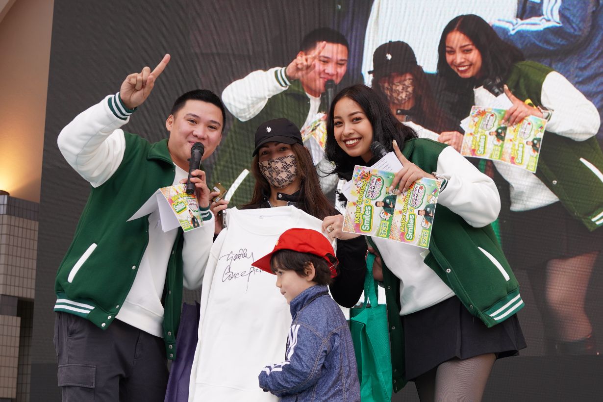 Smiles hosts with the game winner