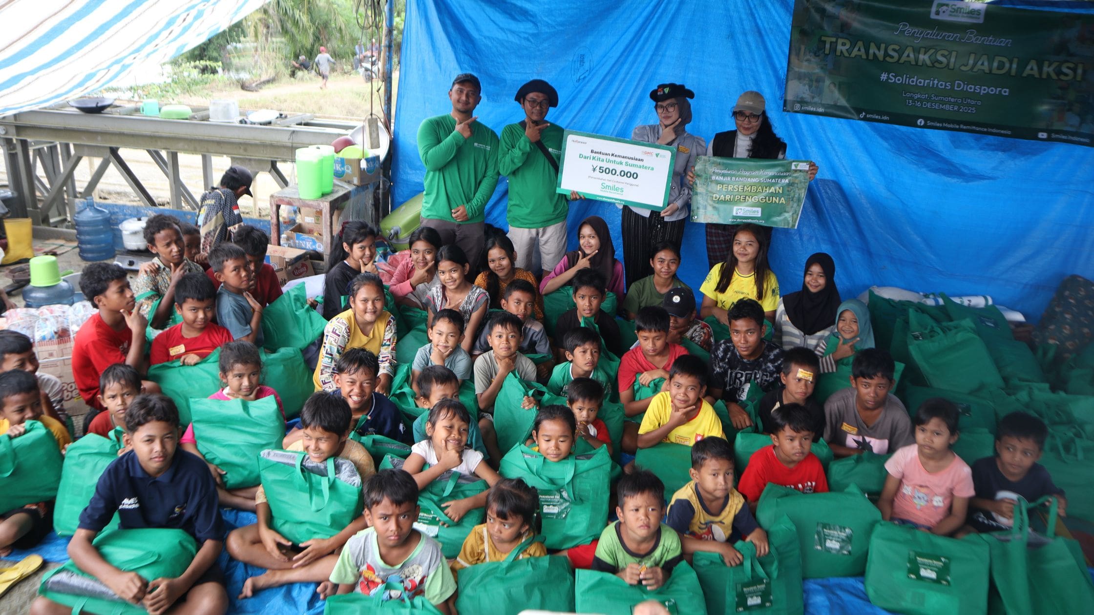 Tim Smiles dan Dompet Dhuafa bersama anak-anak penerima bantuan Banjir Sumatera