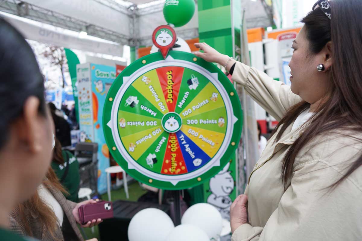 Pengunjung bermain Roulette Wheel