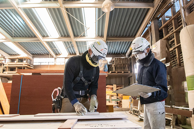 Pekerja pabrik Jepang sedang bekerja di pabrik