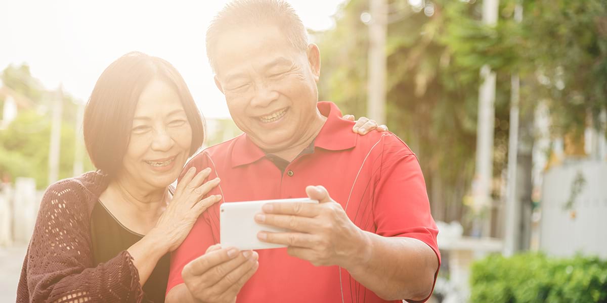 Orang tua sedang video call dengan anaknya yang merantau