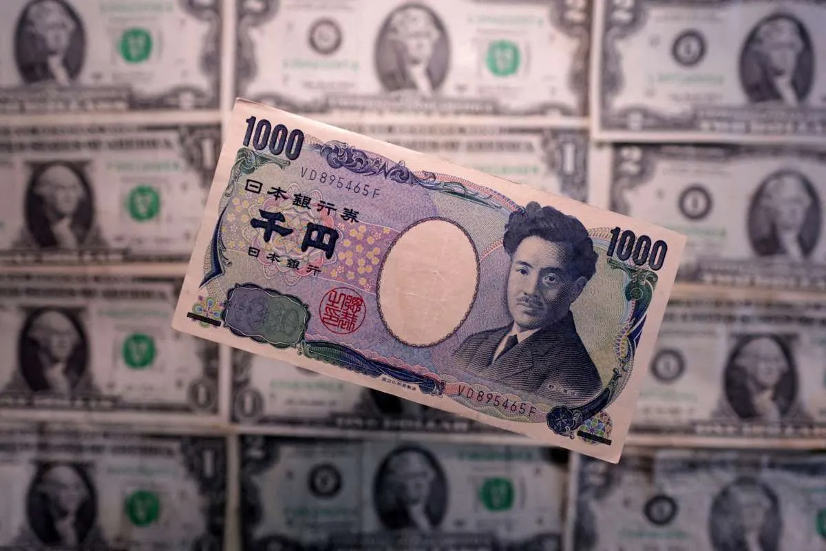 Satu lembar Yen di depan berlembar-lembar uang USD