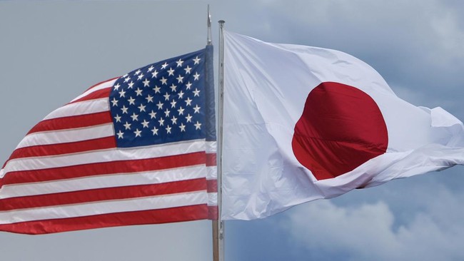 Bendera AS dan Bendera Jepang Berkibar