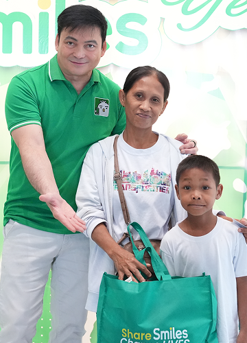 One Million Smiles 2026. Gabby Concepcion with a family receiving their Smiles package