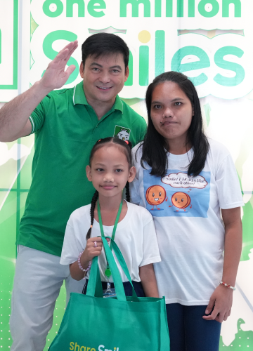 One Million Smiles 2026. Gabby Concepcion with a family receiving their Smiles package