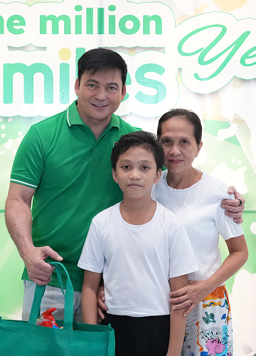 One Million Smiles 2026. Gabby Concepcion with a family receiving their Smiles package