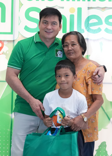 One Million Smiles 2026. Gabby Concepcion with a family receiving their Smiles package
