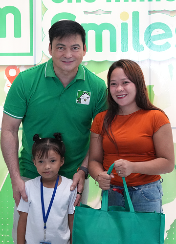 One Million Smiles 2026. Gabby Concepcion with a family receiving their Smiles package