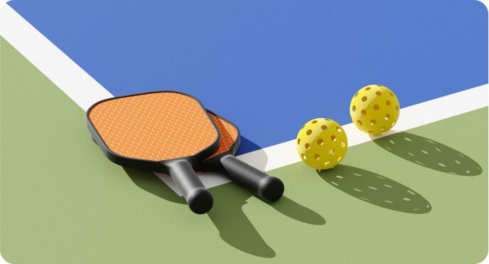 Raket pickleball (Paddle) dan bola pickleball di lantai