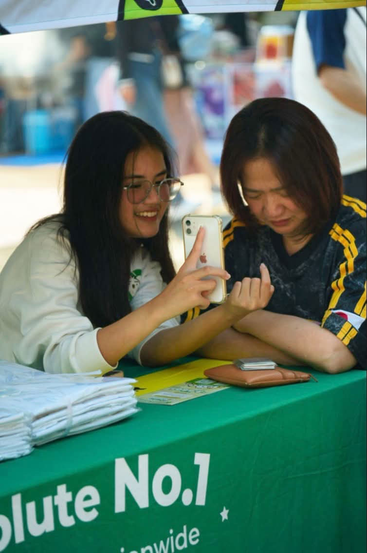 Smiles Mobile Remittance booth team engaging with visitors at Ikeda Park, Nagoya.