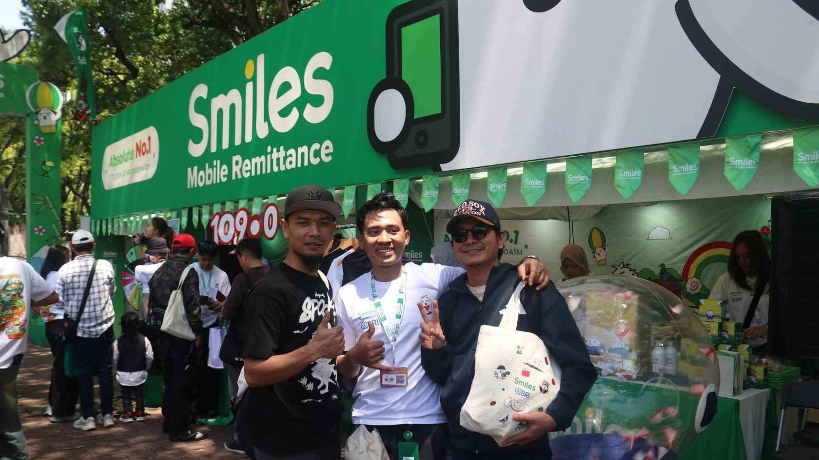 Pelanggan Smiles di depan booth Smiles Nagoya