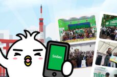 Tori pegang hape Smiles dan foto2 kegiatan Smiles