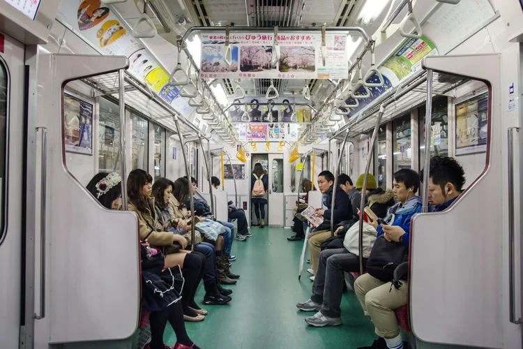 Bagian dalam kereta Jepang