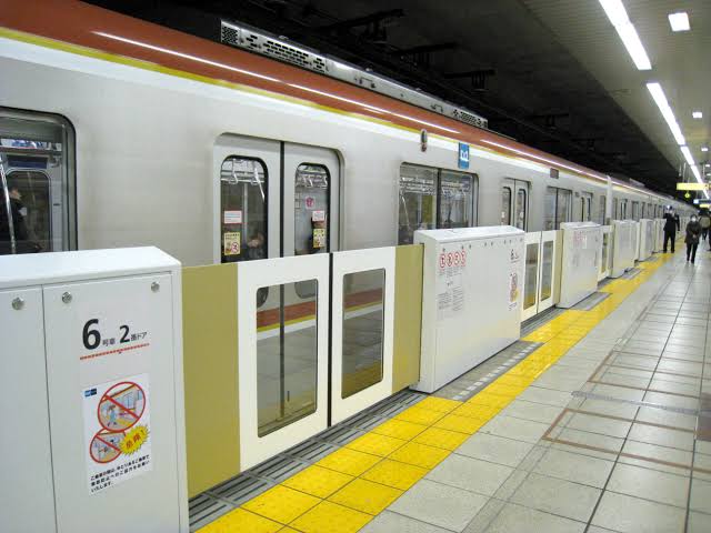 Pintu Gerbong Kereta Jepang