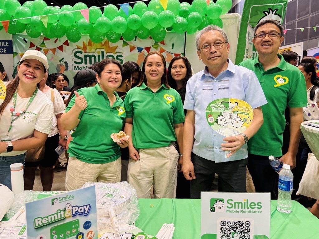 Philippine ambassador to Singapore visited the Smiles Booth