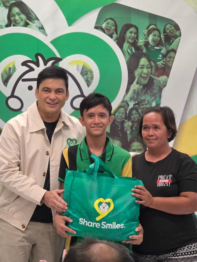 Gabby Concepcion with the beneficiaries in bulacan