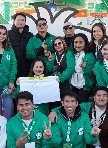Gabby poses with Smiles Team and company CEO Eiji Miyakawa